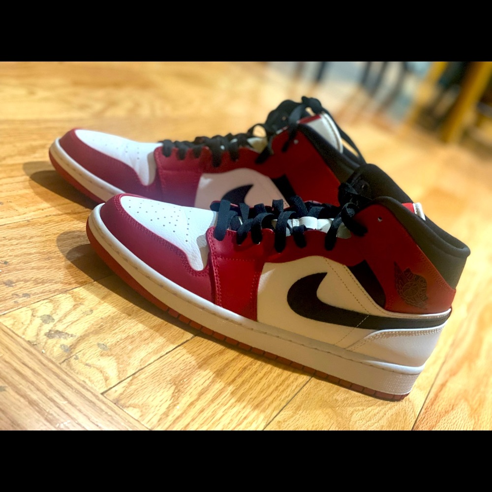 Air Jordan 1 Mid Chicago